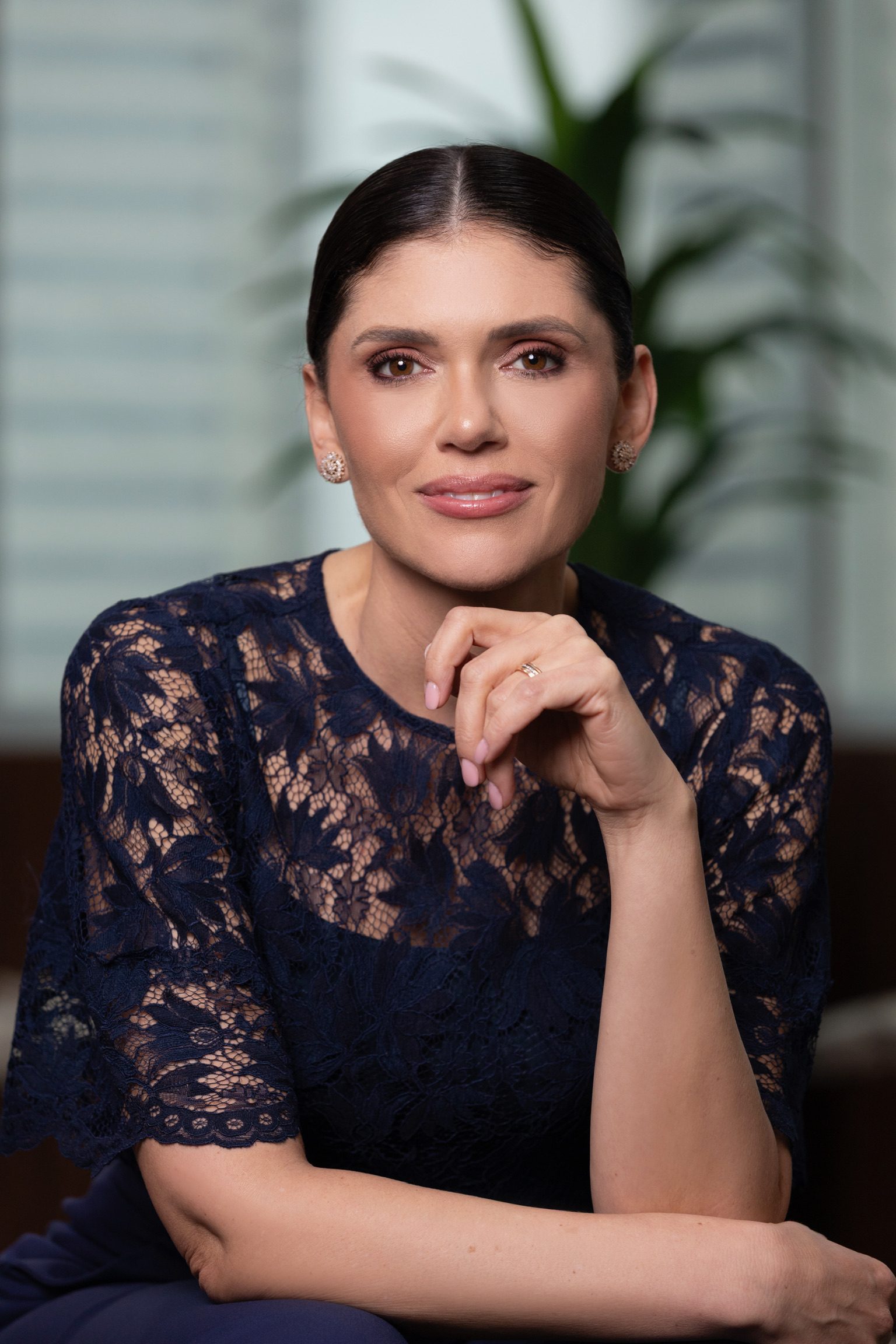 Carol Santos em seu escritório