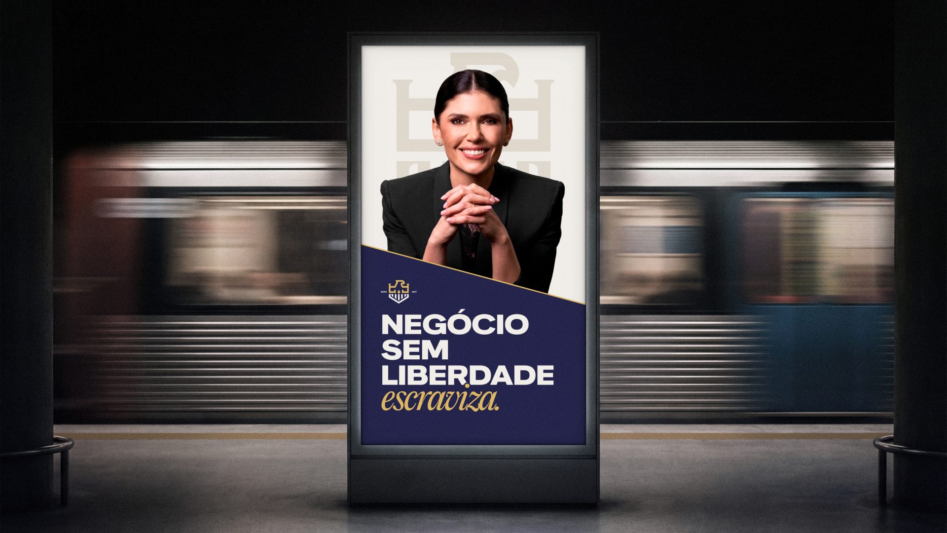 Mídia de rua com a marca Carol Santos